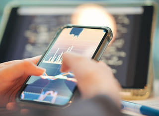 متداول يراجع تفاصيل عملية تحويل الأموال والسحب الشفاف